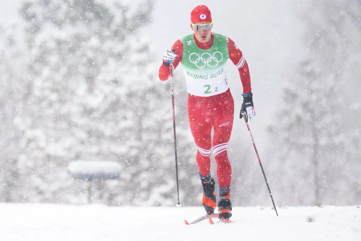 Большунов лыжник. Большунов скиатлон. Большунов скиатлон. Кто выиграл лыжную гонку у мужчин. Большунов лыжник.