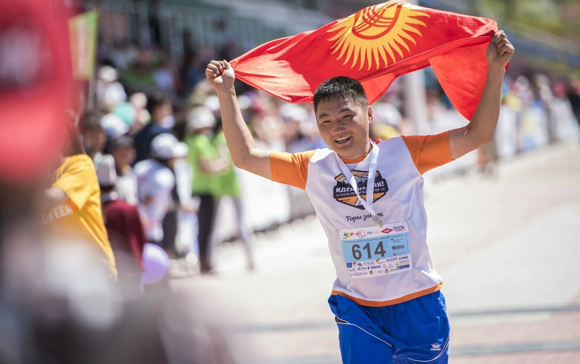 В кыргызстане 9 мужчин. Иссык-Кульский марафон. Марафон на Иссык Куле. Международный Иссык-Кульский марафон ШОС.