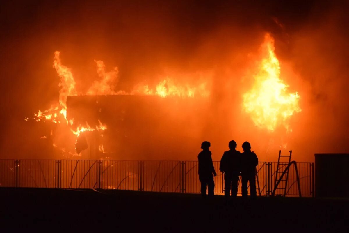 Put on the fire. Школа в огне. put out a fire. holidayboy пожары. people run to put out the fire.