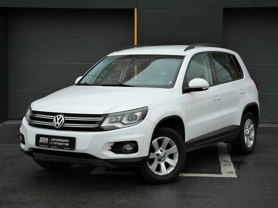 Купить фольксваген тигуан 2012 год. Volkswagen Tiguan 2011 — 2019 i Рестайлинг белый. Тигуан 2012 года 2 литра. Volkswagen Tiguan 2012 года белый спереди. Фольксваген Тигуан авито.