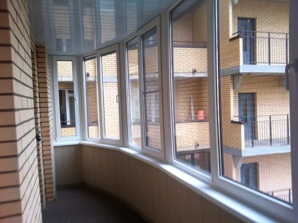 остекление балконов рехау. пластиковое остекление лоджии. полутеплое остекление балкона. холодное остекление рехау. остекление балкона алюминиевым профилем.