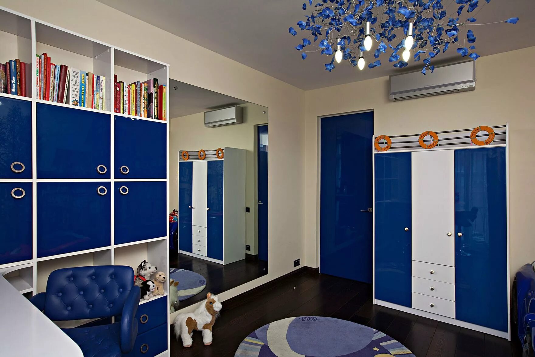 Шкаф в комнату мальчика. Синяя детская комната. Синий шкаф в детской. Комната для мальчика в синих тонах. Детская комната в синих тонах.