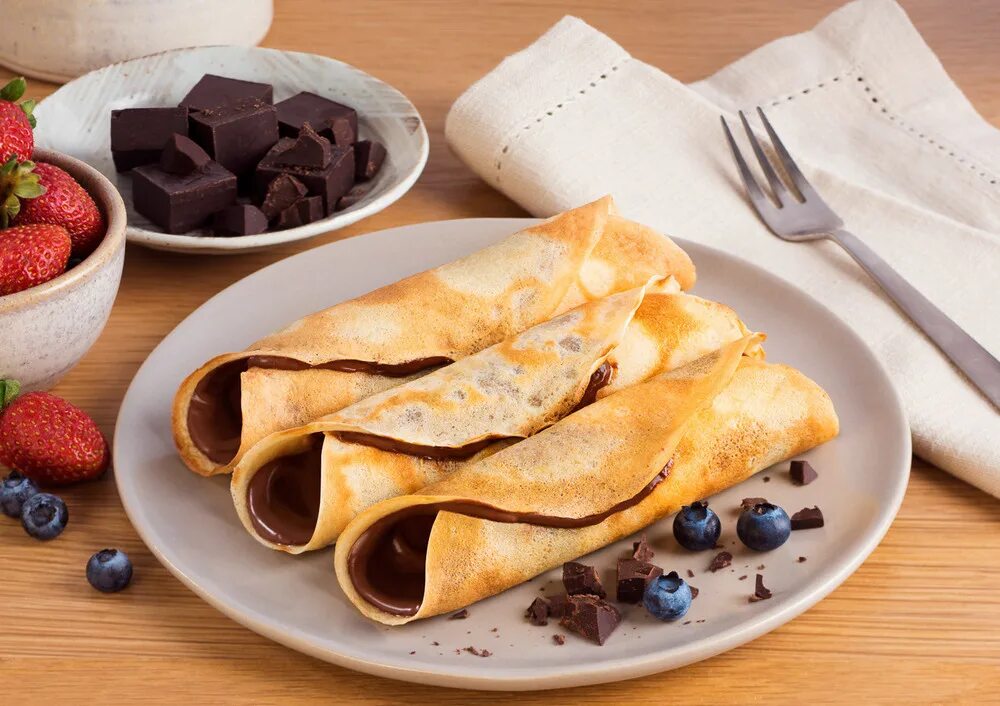 Блины с вареной сгущенкой. Блинчики со сгущенкой. Блины с яблоками. Подача блинов со сметаной. Блины со вкусом.