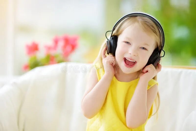 Девочка подросток в наушниках. Наушники для девушек. Песня послушай девочка. Слушать музыку я маленькая девочка. Песня послушай девочка.