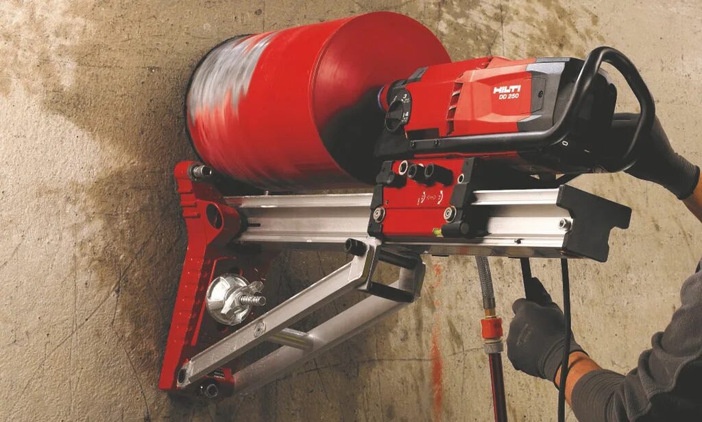 Сверление отверстий в стене расценка. Hilti DD 250. Алмазное сверление хилти комплект. Алмазное бурение бетона машина хилти. Оборудование хилти для алмазного бурения отверстий в бетоне.