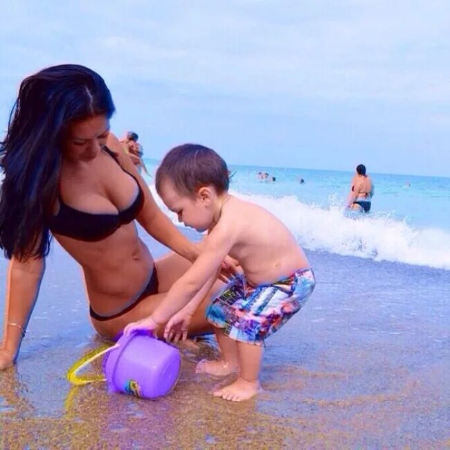 Мама с сыном в пляжном домике. Красивое фото с сыном на пляже. Мама с сыном на пляже без лифчика. Мама 12 16