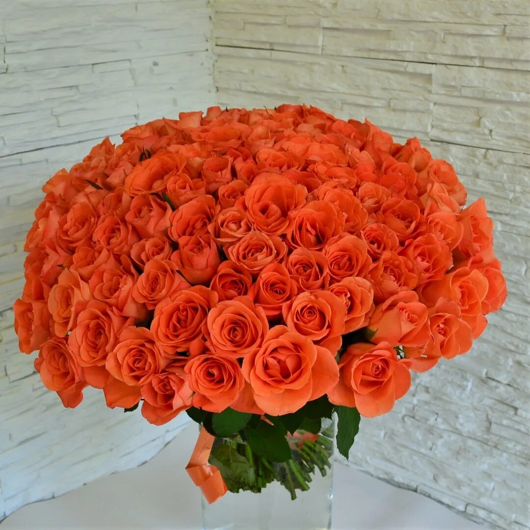 Оранжевые розы к чему. 50 Лео оранжевые розы. Оранжевые розы букет. Розы оранжевые с красным.