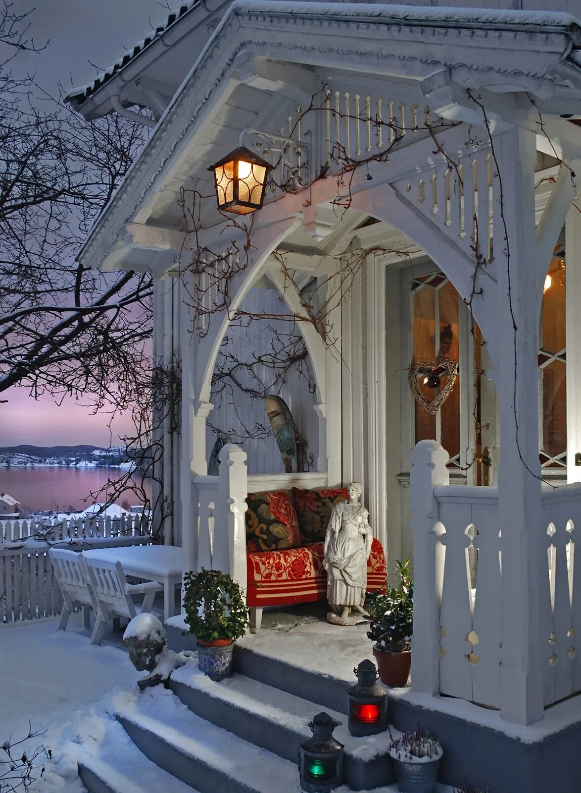 Крыльцо зимой. Украшение дачного крыльца. Крыльцо зимой. Дом крыльцо зима. Новогодние украшения для дома.