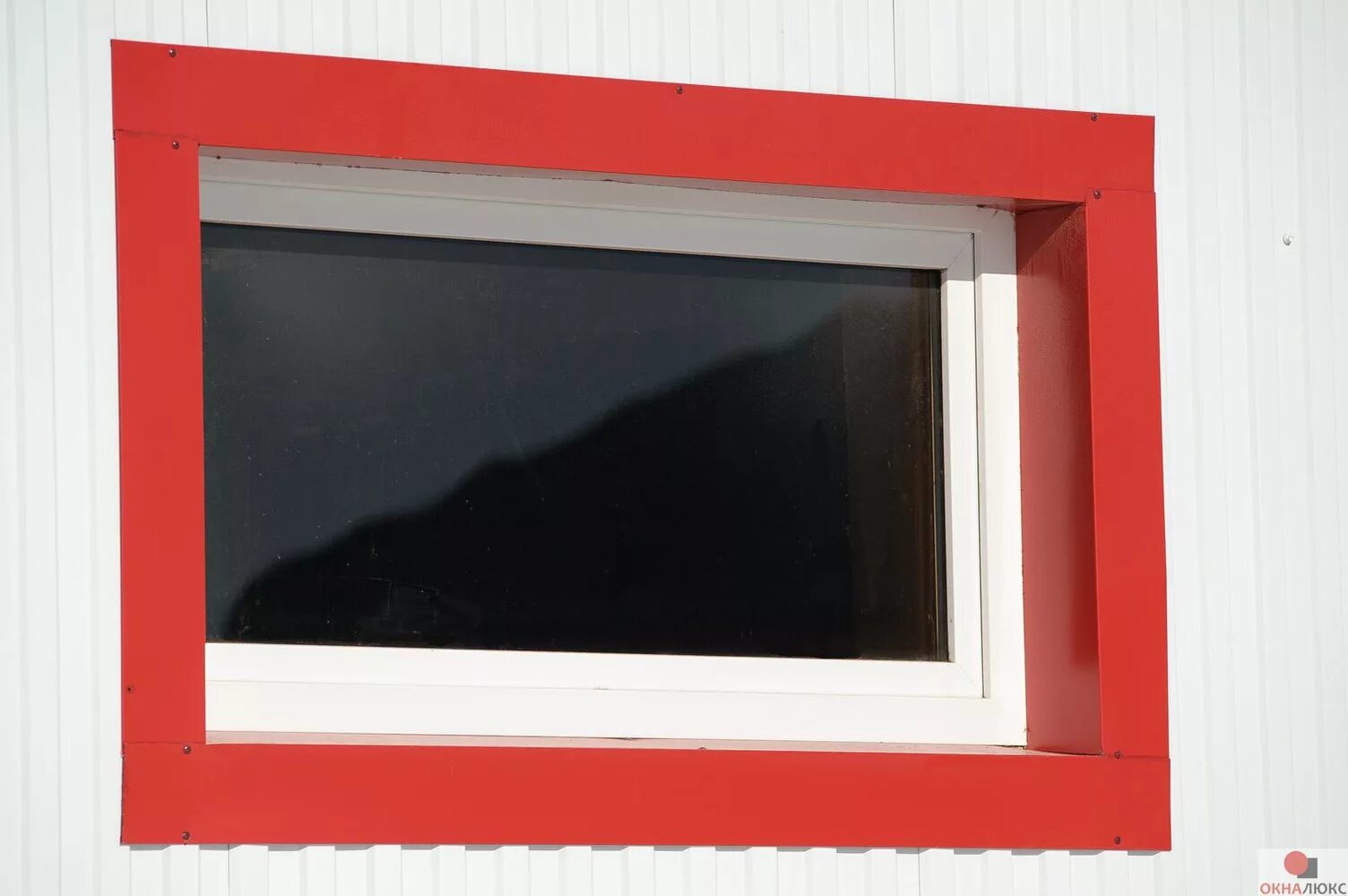 Металлические откосы на окнах наружные. Откос оконный металлический наружный на профнастил. Откосы на окна профнастил. Металлические доборы на окна. Металлические откосы на профлист.