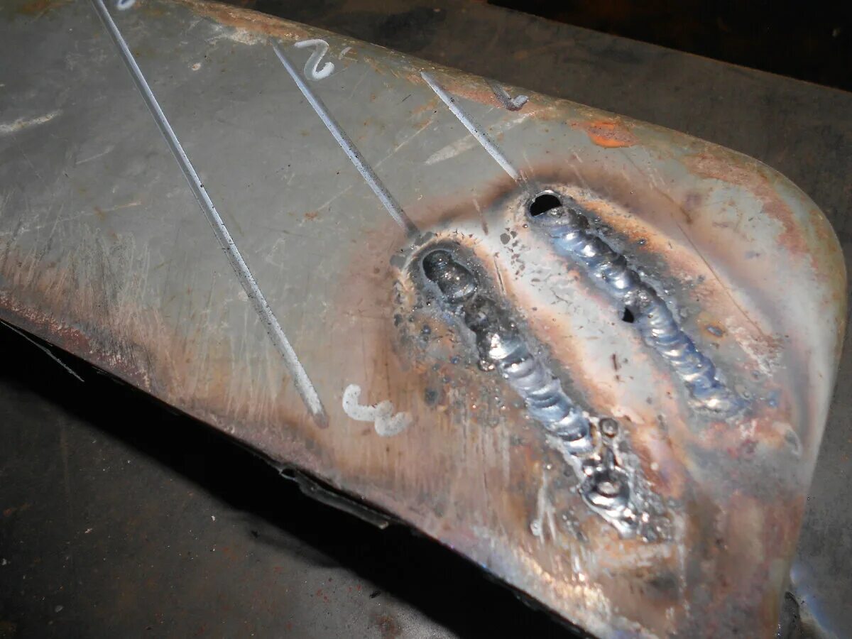 Сварка тонкого металла электродом 3 мм. Как варить тонкими электродами. Как варить тонкими электродами. Полярность при сварке электродом. Сварка тонкого металла прямая полярность.