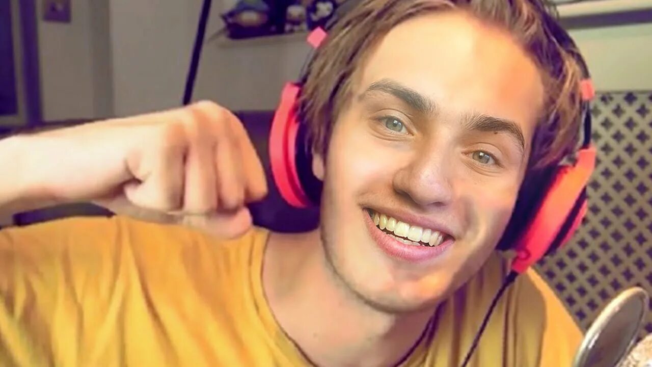 Популярные блогеры игр. Блоггер ПЬЮДИПАЙ. PEWDIEPIE 2022. ПЬЮДИПАЙ 111m. PEWDIEPIE В 18.