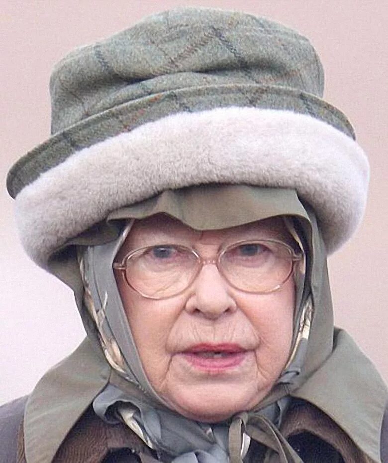 Шапка для бабушки. Головные уборы для старушек. Головные уборы для пожилых женщин. Пожилая женщина в шляпе. Шляпа старушки