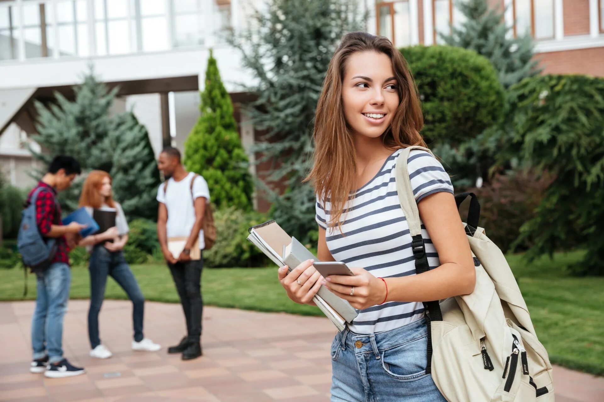 Studentki click. Девушки студентки. Рюкзак для студентки. Студент с чемоданом. Счастливая студентка.