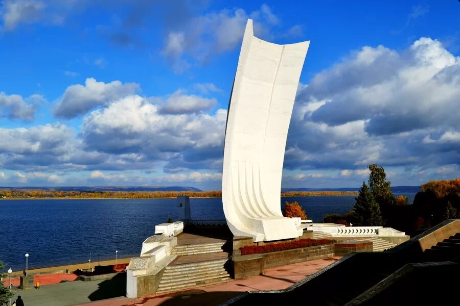 Монумент «Самарская Ладья» Самара. Ладья Самара памятник. Памятник Ладья в Самаре на набережной. Ладья самара набережная