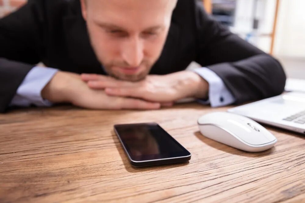 Мужчина в ожидании звонка. Мужчина в ожидании звонка. Человек ждущий звонка. Девушка ждет звонка от парня. Мужчина ждет звонка.