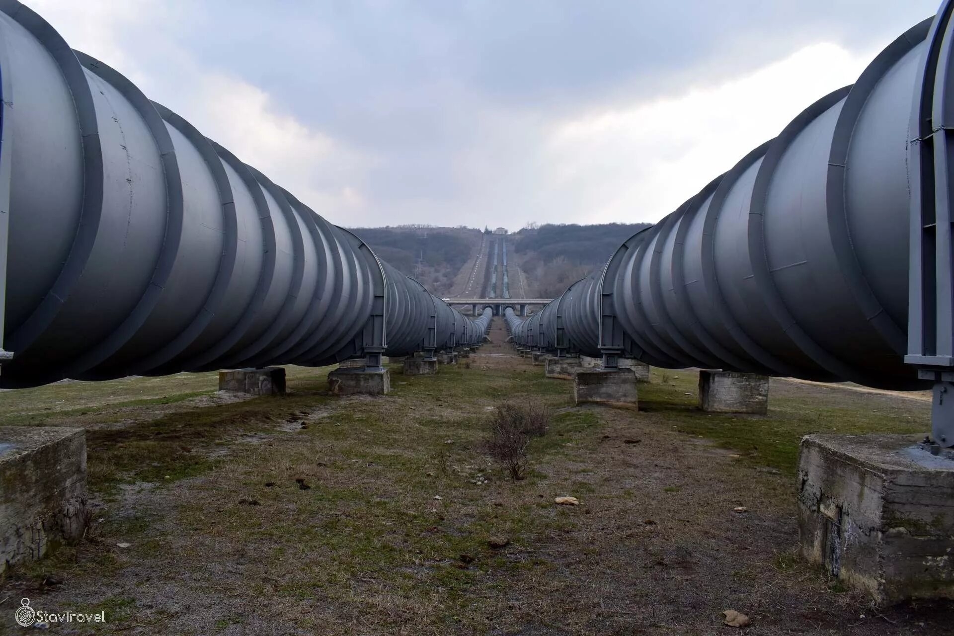 Герметизация ввода колодца ккс 125 мм. Ввод 32 трубы в колодец герметичный. Скользящая опора для трубопроводов в футляре. Трассы водоснабжения. Коммуникации под фунда ентом.