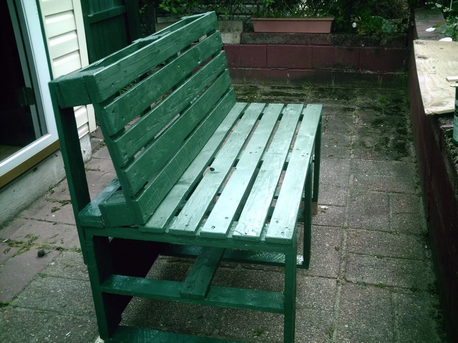 Лавка из поддонов со спинкой своими. Скамейка из паллет. лавка из поддонов. скамейка с поддонов. скамейка из поддонов со спинкой.