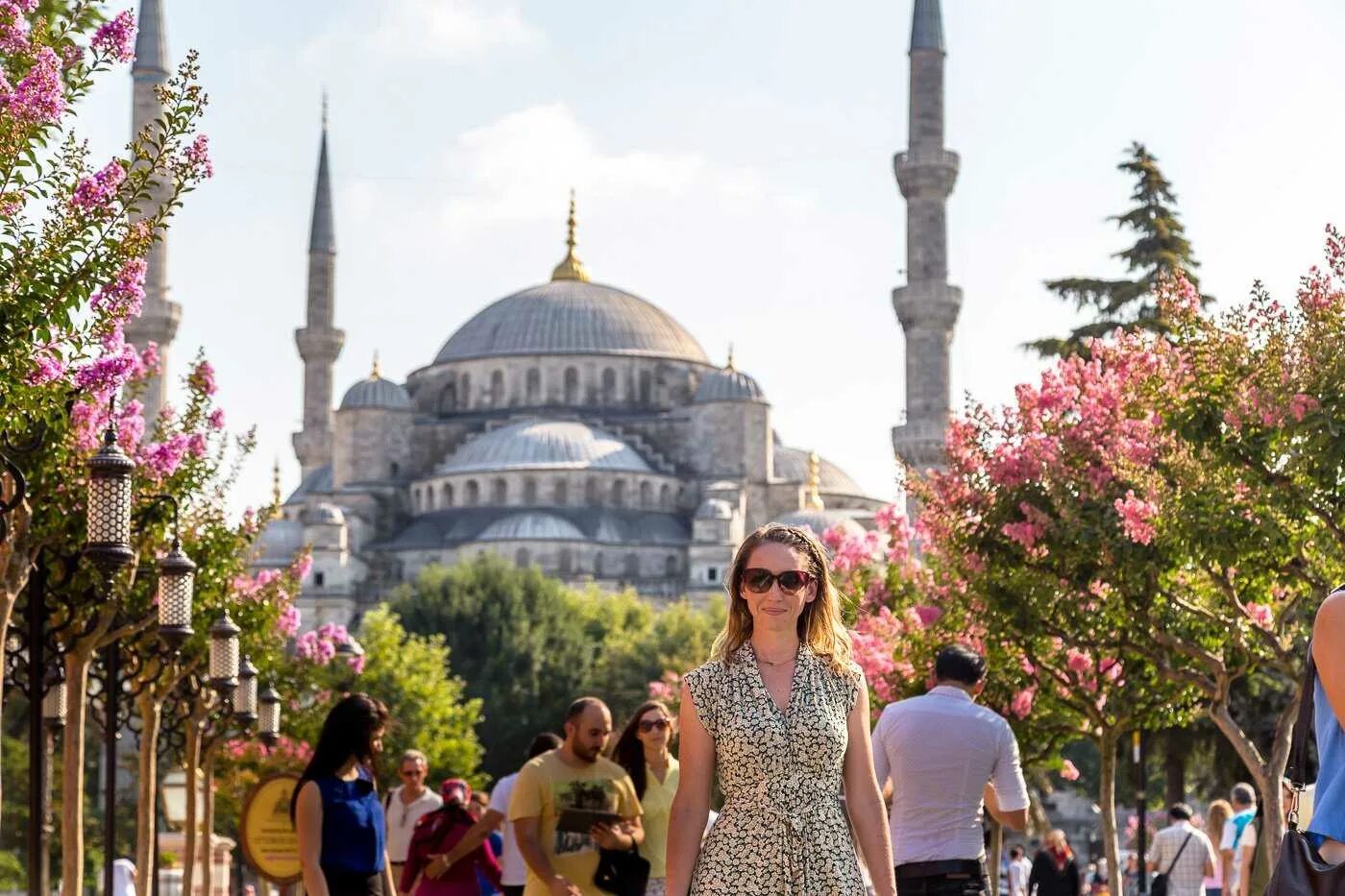 Султанахмет отзывы. Султанахмет 1. Турция Истанбул сохил. Стамбул турчанки прогулка. Стамбул люди.