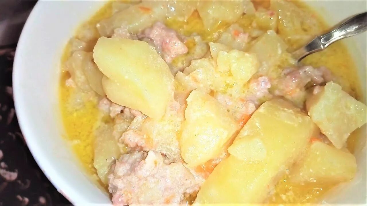 Картошка в мультиварке без мяса. Картошка с фаршем в мультиварке. тушеная картошка с мясом и сыром. картофель тушеный с фаршем в мультиварке. картофель с мясом в сметане в мультиварке.