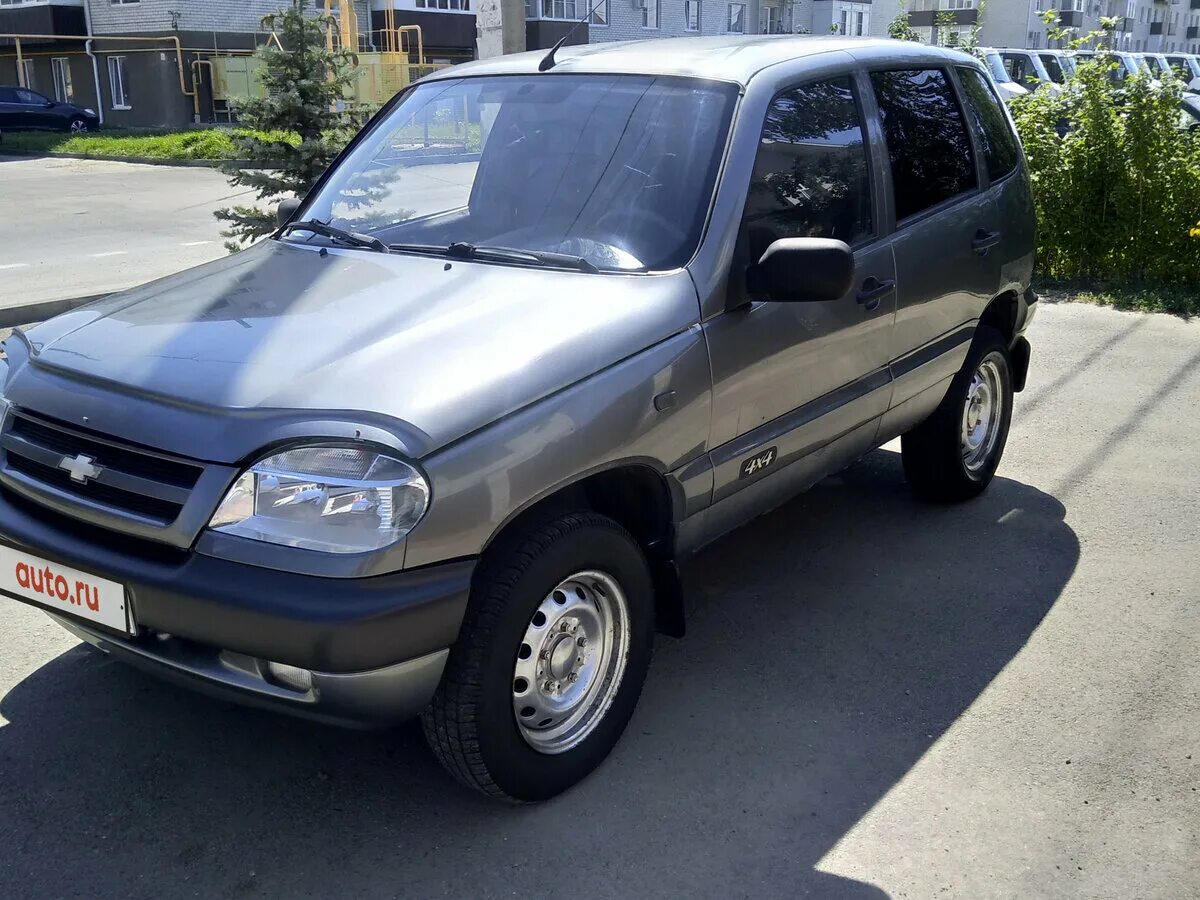 Нива 2005 г. Chevrolet Niva 2005. Нива Шевроле 2005 года Базовая модель. Нива Шевроле 2005 серая зад. Нива Шевроле 2005 года в лесу.