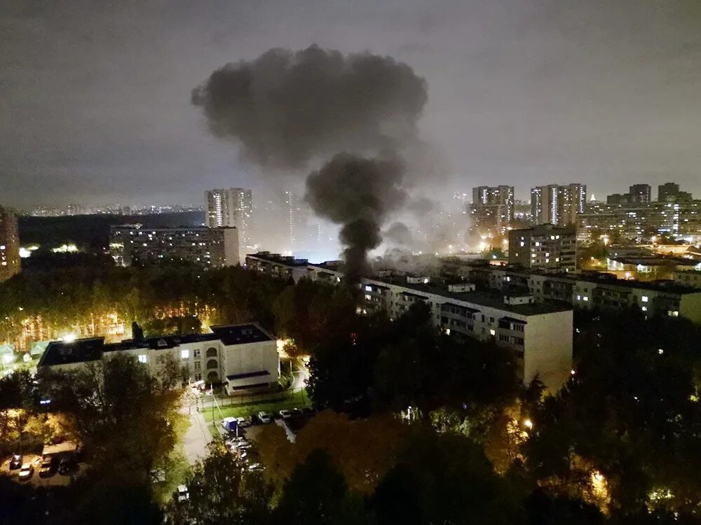Пожар в хостеле мясницкая улица. Пожар ленинский проспект 40. Пожар в чертаново сейчас. Пожар домов в москве сегодня. Пожар домов в москве сегодня.