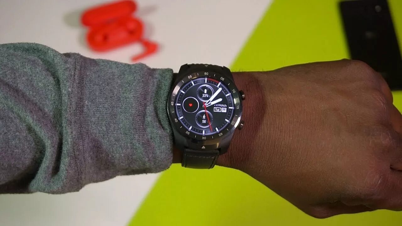 Ticwatch pro 5 4pda. Ticwatch pro на руке. тик вотч. кик вотч про. tic watch pro 3 с телеграм.