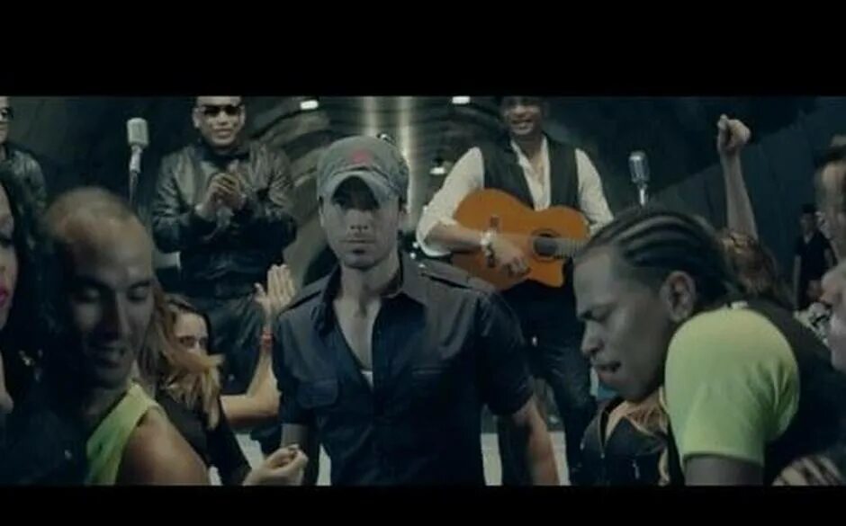 Все клипы zion. Энрике иглесиас байландо актриса. Enrique iglesias ft descemer bueno. Энрике иглесиас клип в пустыне. Enrique iglesias and ricky martin.
