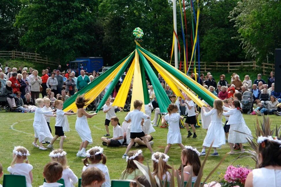 1 мая дерево. Maypole Майское дерево. Праздник Maypole в Великобритании. Мэй Дэй в Англии. Мэй Дэй праздник в Великобритании.