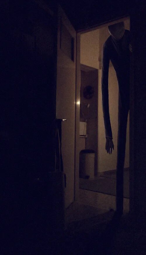 Тонкий человек смысл. Страшное существо за дверью. Дверь в темноте. Слендермен в окне.
