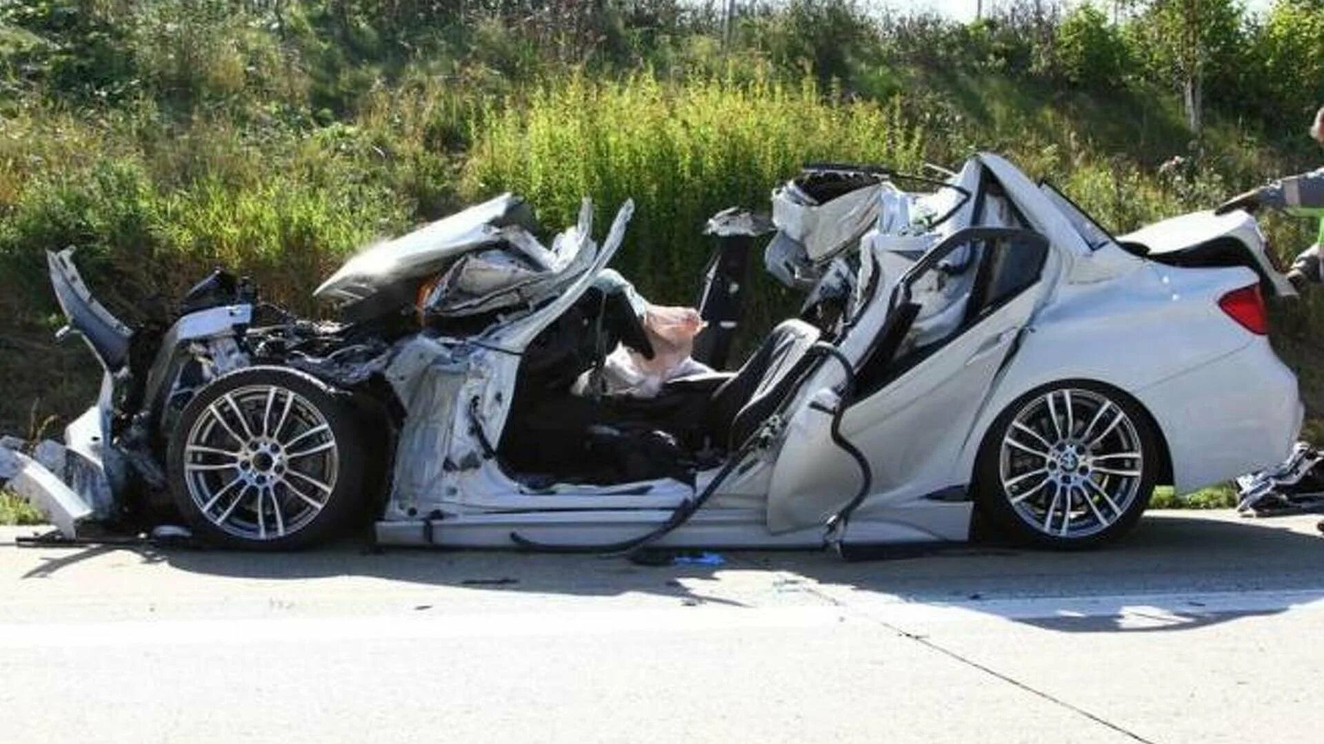 BMW 7 crash. Разбитая м5 ф10. Разбитая BMW m5. BMW f30 Разбитая.