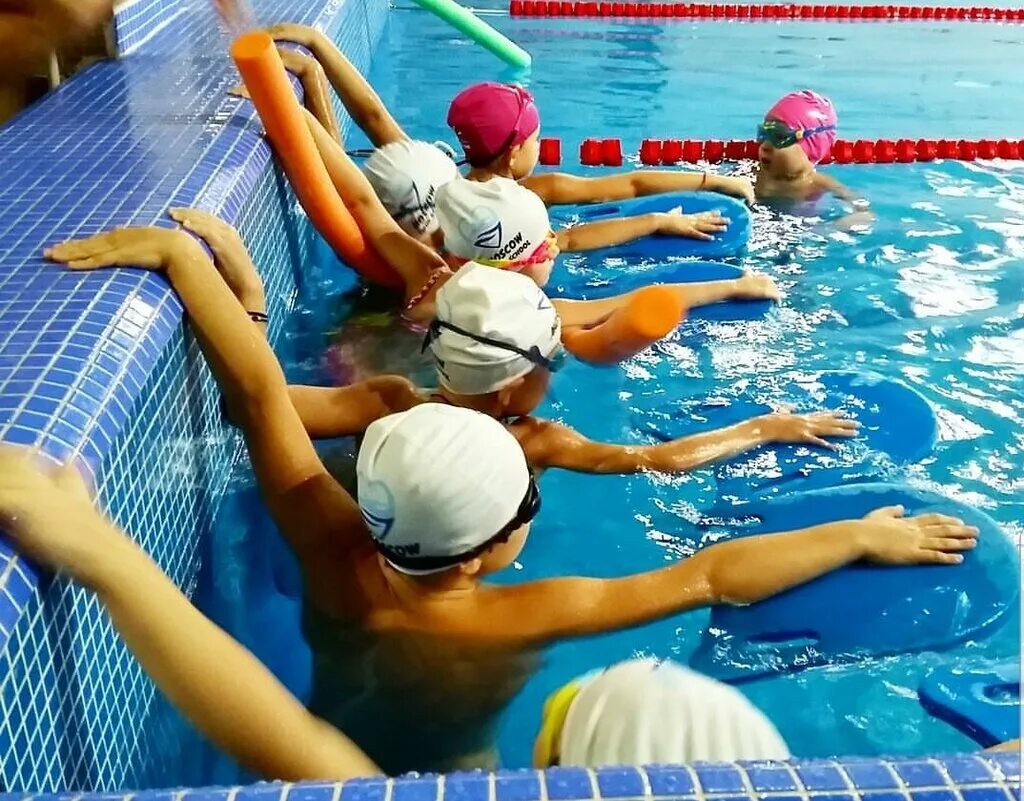 Плавание люблино. Занятия в бассейне для детей. Спортивный бассейн. Секция плавания для детей. Дети в спортивном бассейне.