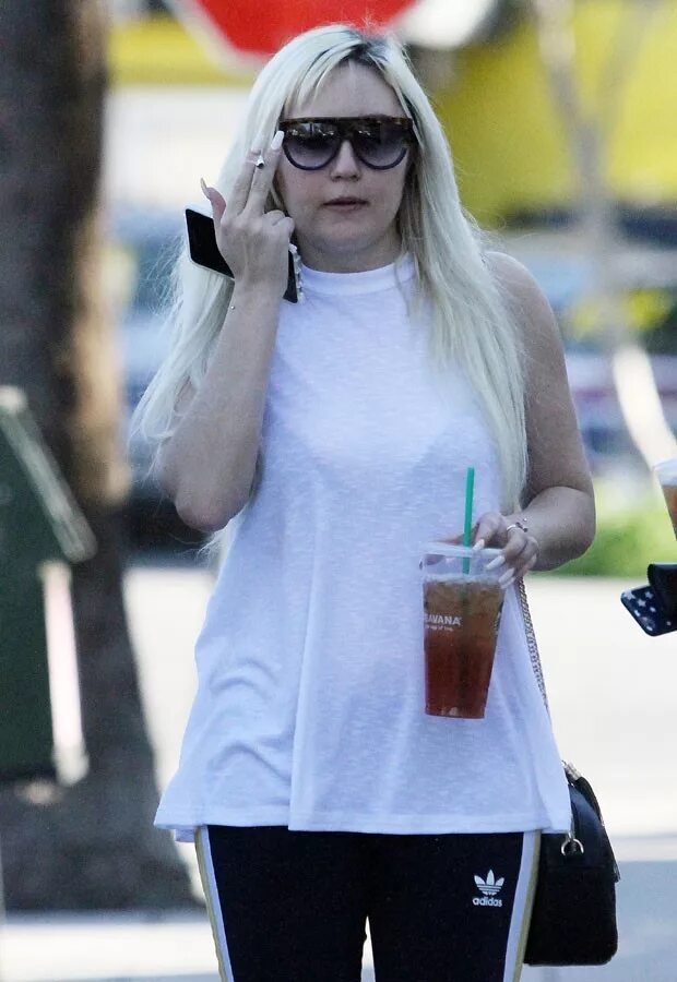 Аманда байнс как выглядит сейчас фото 2024 Amanda Bynes Leaving Glam Hair Salon in West Hollywood 7/28/2016 Celebrity hai