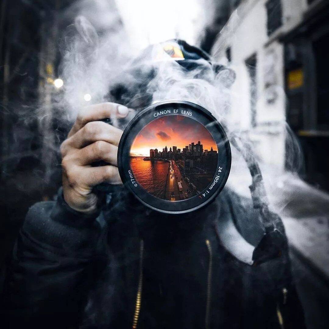 Камера дым. Фотоаппарат в огне. фотоаппарат в дыму. парень с фотоаппаратом. фотограф с фотоаппаратом.