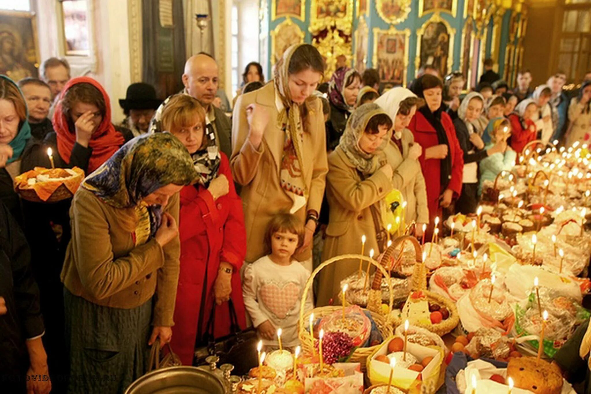 Великая суббота перед Пасхой храм Матроны Белгород. Пасха Церковь. Празднование Пасхи. Люди в храме на Пасху.