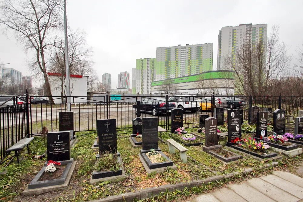 дом у кладбища. дом около кладбища. дом около кладбища. домик на кладбище. кладбище во дворе жилого дома.