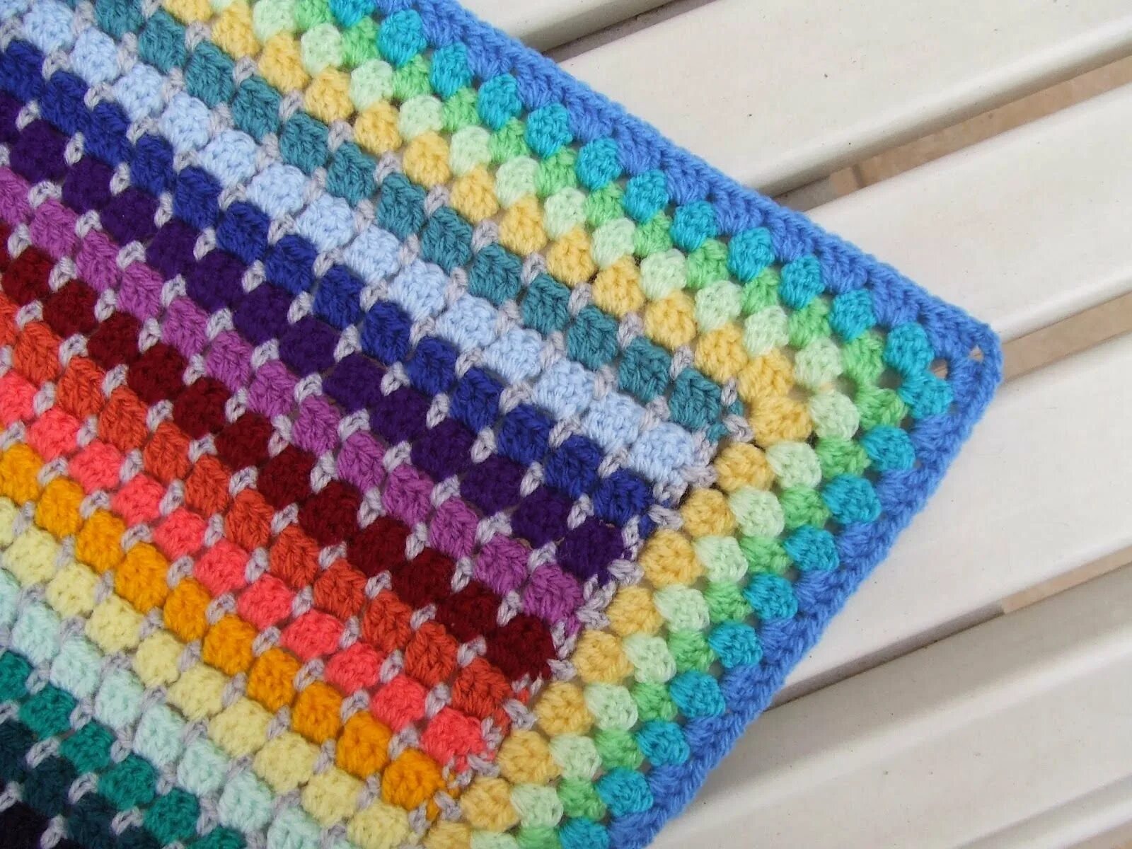 Плед из разноцветных ниток. Вязаный плед спицами из остатков пряжи. Плед бабушкин квадрат. Изделия из остатков пряжи. Крючком пледы из остатков.