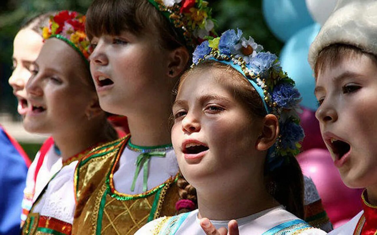 Я пою на русском языке. Дети поют. Народное пение дети. Народ поет. Народный вокал.