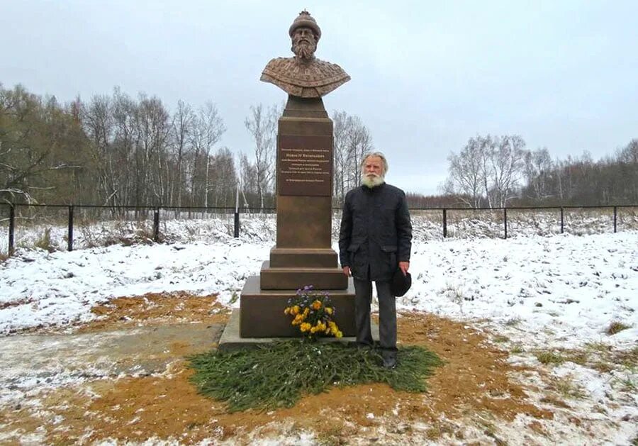 Памятник ивану яковлеву. Бюст ивана грозного в селе ирково, владимирской области. александров памятник ивану грозному. памятник ивану грозному в городе александрове владимирской области.