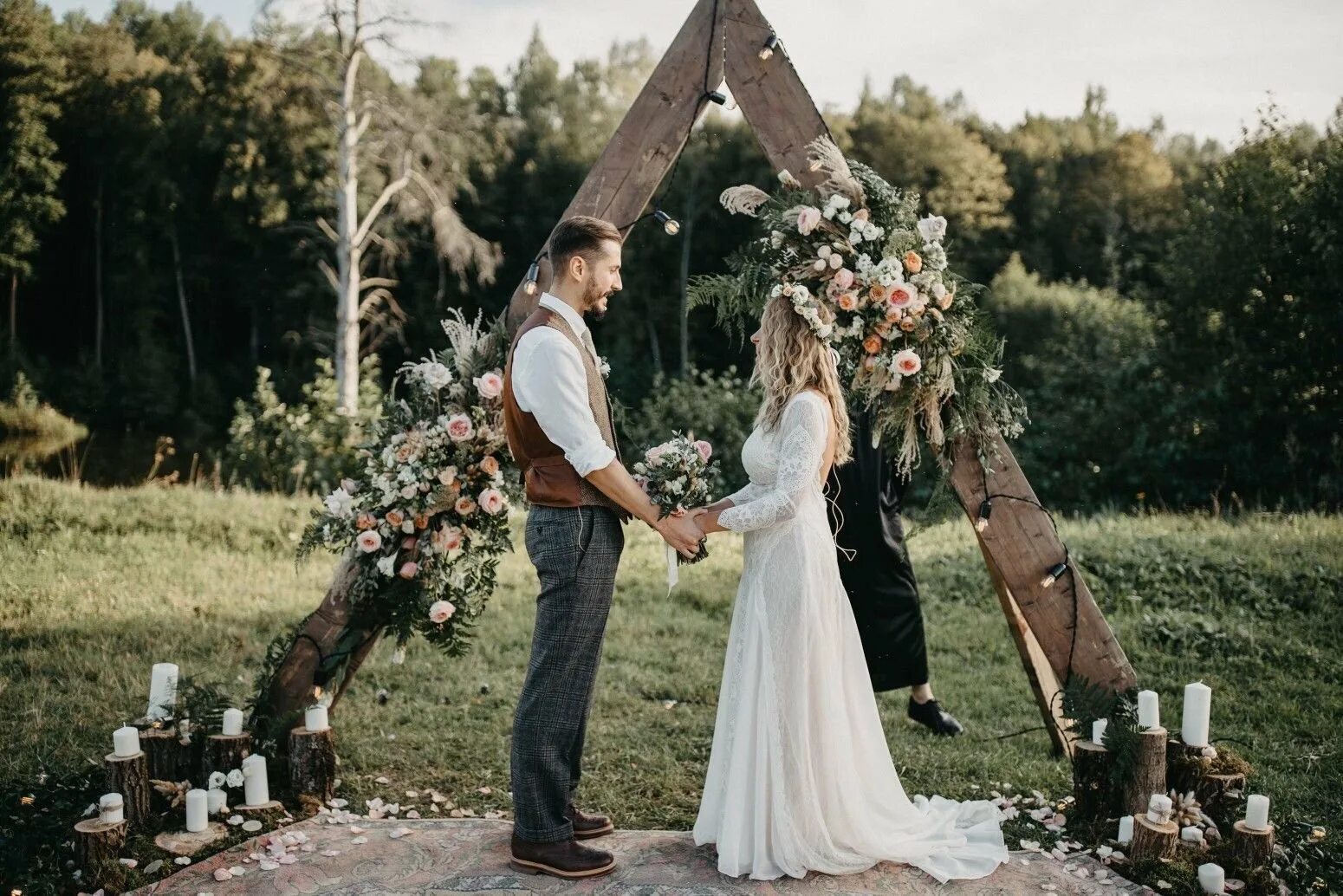Свадебная фотосессия в стиле рустик. Четыре свадьбы свадьба в стиле рустик. Свадьба михаила зыгаря. Венчание в стиле рустик. Образ жениха рустик.