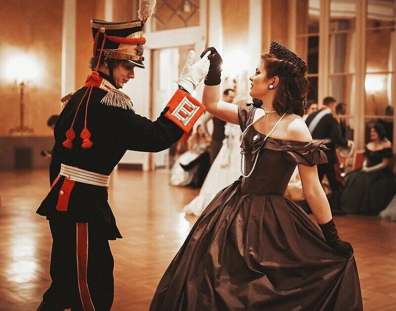 Бриджертоны сериал. Светская вечеринка артуро риччи. Гусарский бал 19 век. Дамубала. Золушка фэнтези.