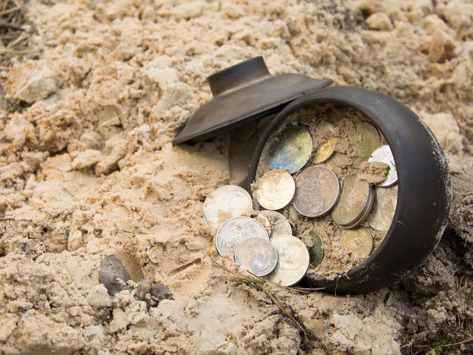 с металлоискателем. находки на металлоискатель 2021. кладоискатель сокровище. кладоискатель сокровище. клады московской области.