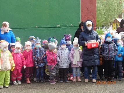 Ребенка выводят из детского сада