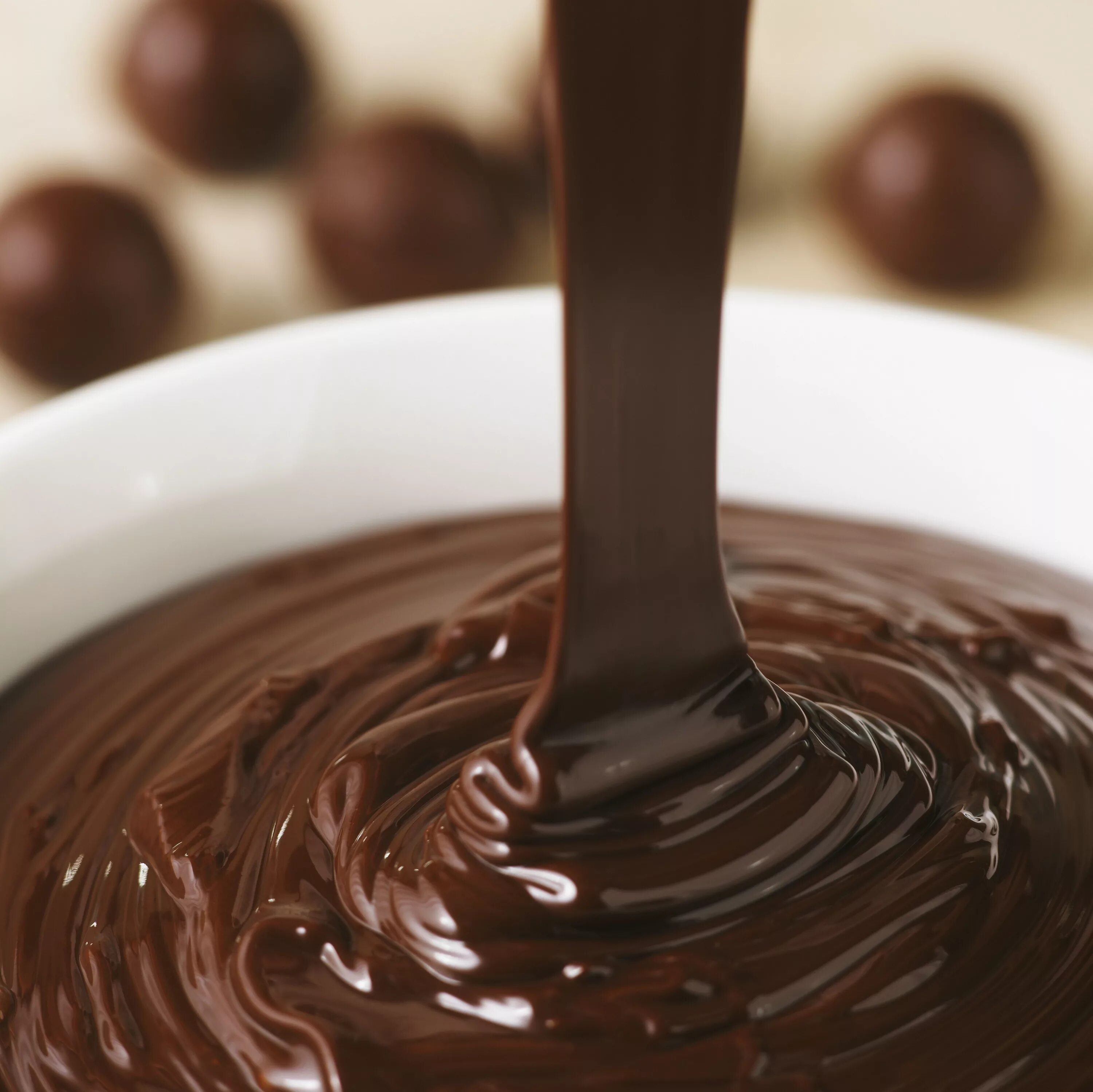 Ну шоколадом. Шоколадная глазурь кувертюр. Кувертюр (шоколад). Шоколадный крем ганаш. Кувертюр шоколадная шоколадная глазурь.
