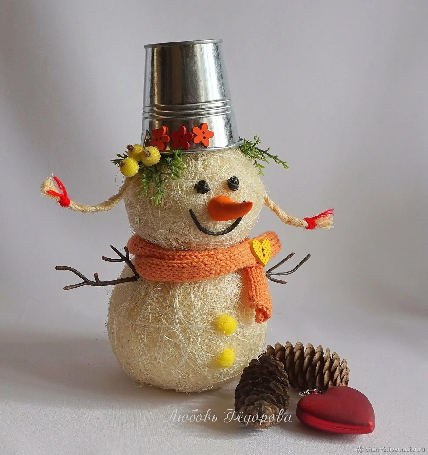 Поделка снеговик. Снеговик из сизаля. Необычный Снеговик поделка. Мастерим снеговиков. Новогодние игрушки из сизаля.