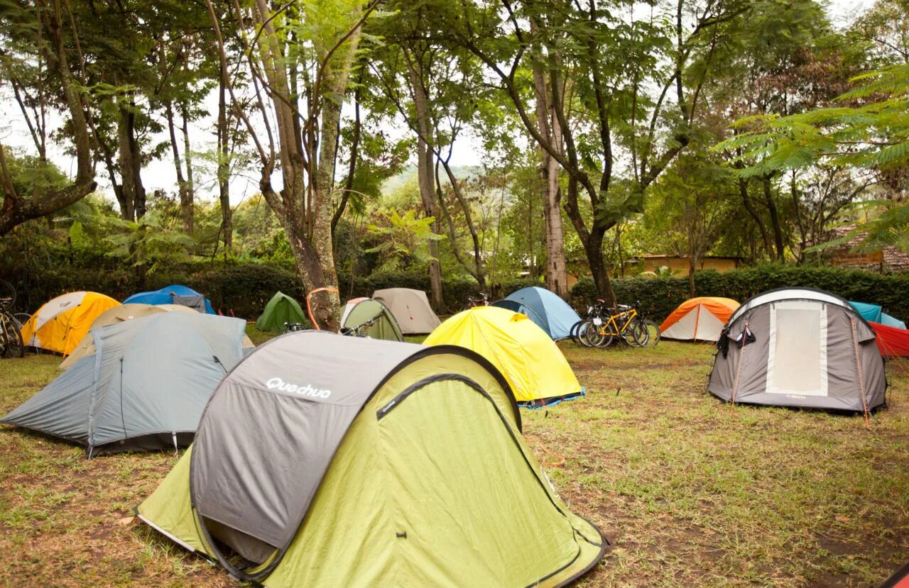 Camp go camping перевод. Палатка. Палаточный кемпинг. Палатки для кемпинга. Кемпинг лагерь.