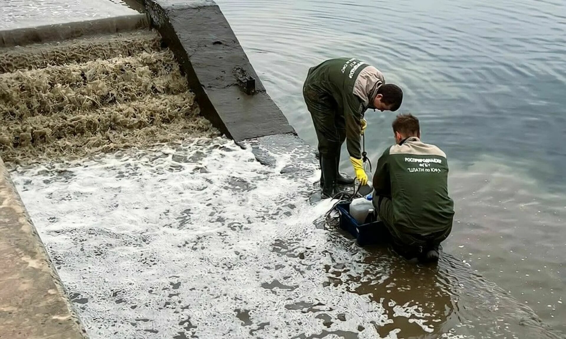 Фекальные стоки. Сточные воды Волга. Загрязнение воды. Разлив канализации.