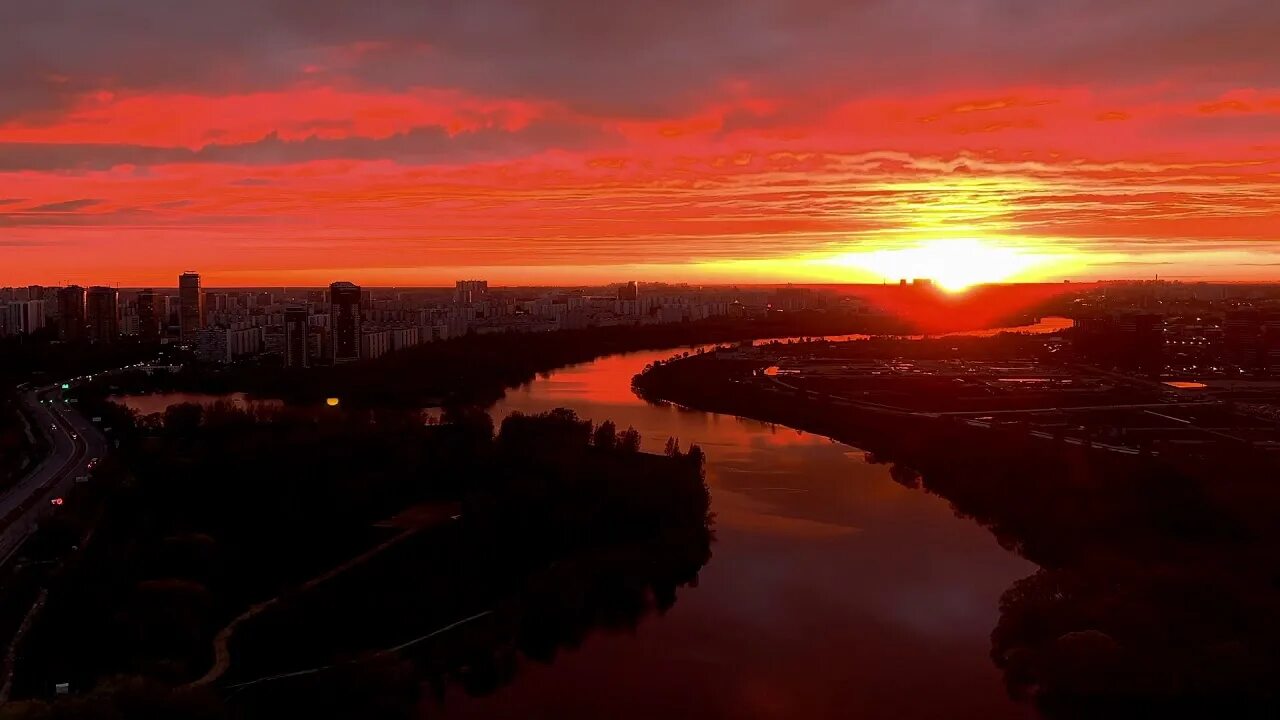 Когда закат в москве. Закат над городом. Солнце над городом. Закат над Москвой. Пурпурный закат над городом.