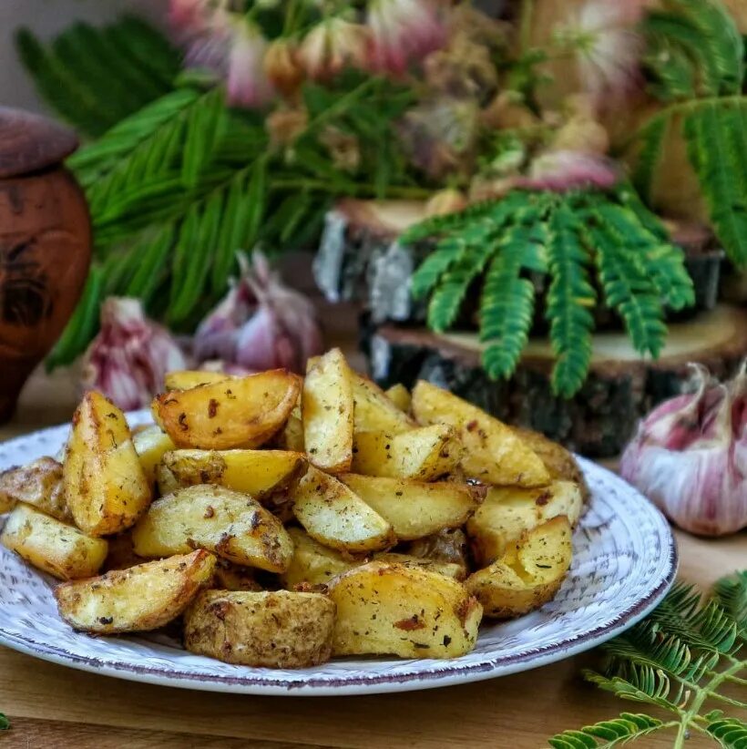 Рецепт печеной картошки в духовке. Картошка в духовке. Картошка в мундире в духовке. Картофель запеченный в духовке. Печеный картофель в мундире.