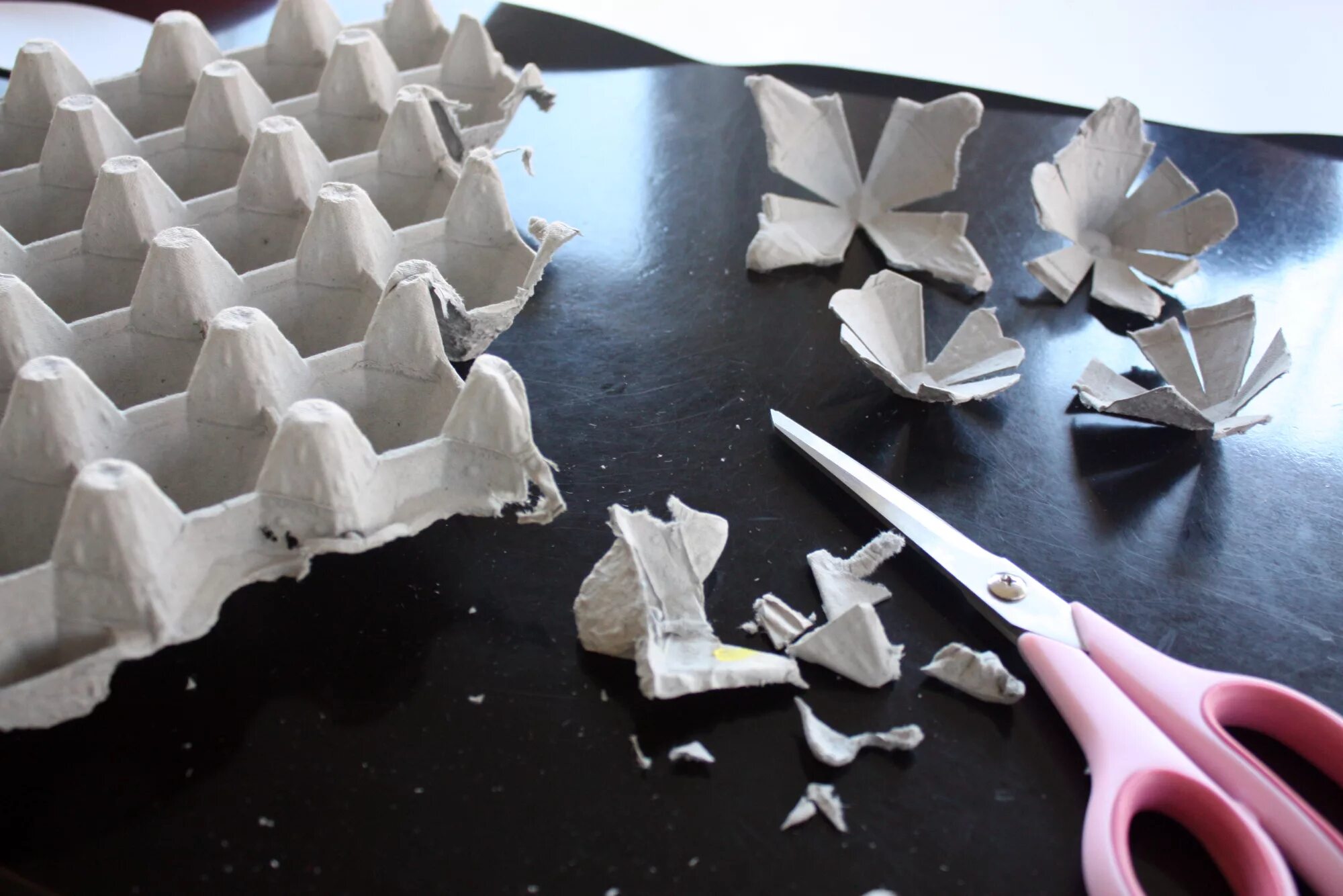 Поделки из яичных лотков своими руками. Цветы с яичных лотков. Поделки из яичных хлопков. Сделать из яичных ячеек. Сделать из яичных ячеек.