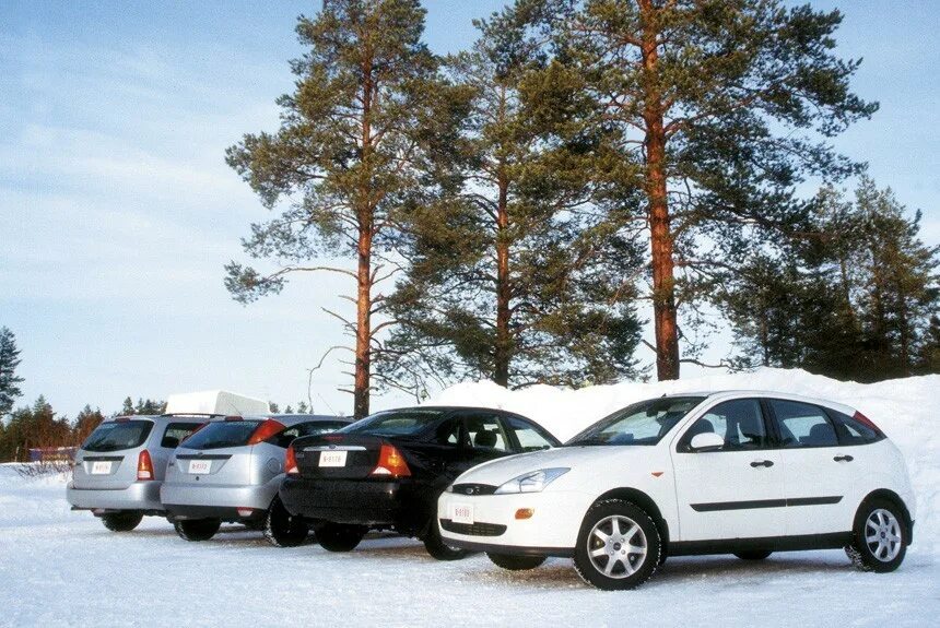 Сравнительный тест драйв. Форд фокус 1 Авторевю. Форд фокус 1 возле леса зимнего. Focus 1 зима. Авторевю фото.